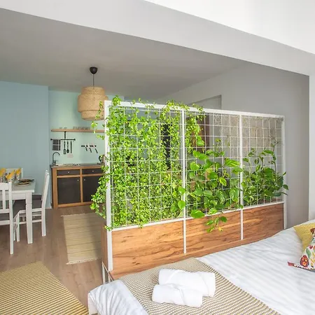 Garden By Urbanesq Daire *